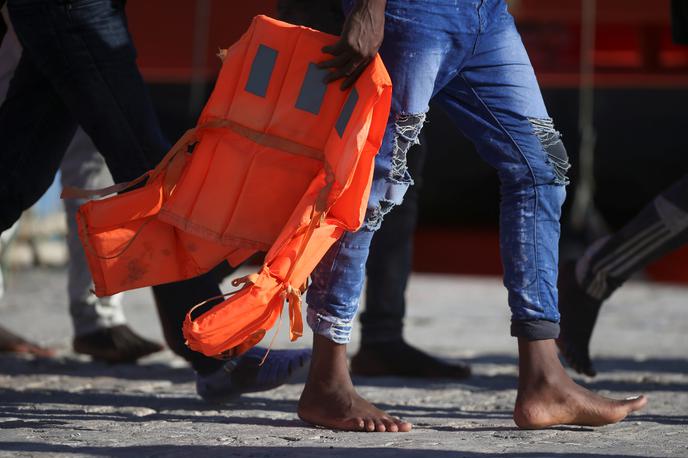 begunci migranti čoln | Po ocenah mednarodne organizacije za migracije je v letošnjem letu v Sredozemskem morju utonilo najmanj 463 ljudi, večinoma sicer na osrednji in zahodni poti. | Foto Reuters