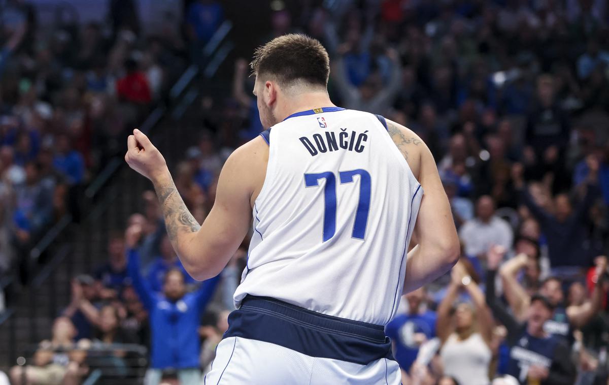 Luka Dončić | Luka Dončić je spet blestel in se zapisal v zgodovino kot tretji košarkar, ki je na prvih sedmih tekmah sezone vselej presegel mejo 30 točk. | Foto Reuters