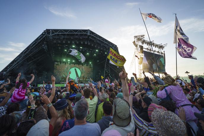 Glastonbury | Festival je prvič leta 1970, dan po smrti Jimija Hendrixa, organiziral mlekar Eavis. Oboževalci, ki so si prišli ogledat nastopajoče, med njimi Marca Bolana in Ala Stewarta, so za vstop plačali po en funt in dobili brezplačno mleko s kmetije. | Foto Guliverimage