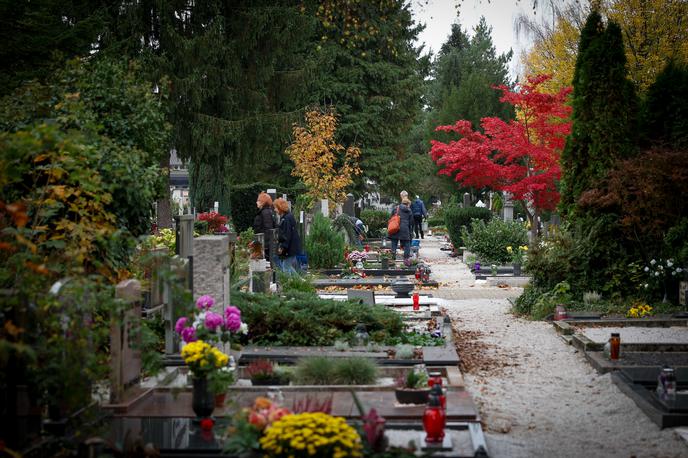 Dan mrtvih | Na 1. november ljudje množično obiskujejo grobove.  | Foto Ana Kovač