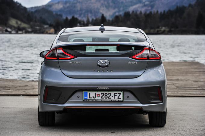 Hyundai ioniq ostaja energijski prvak. Na testni vožnji je imel občutno najnižjo porabo v kombinirani vožnji. Če izvzamemo relativno majhno baterijo in s tem omejen doseg (že letos bo na voljo z večjo), je ioniq najboljši velikoserijski električni avtomobil na trgu. Hvalimo energijsko učinkovitost pogona, izdelavo notranjost, uporabnost petvratne karoserijske zasnove, precej velik (resda plitek) prtljažni prostor ... | Foto: PRIMA