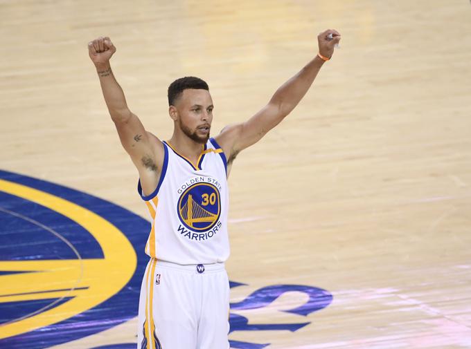 Golden State je kar s 143:94 premagal Chicago. S 33 točkami je bil najbolj natančen Stephen Curry. | Foto: Reuters