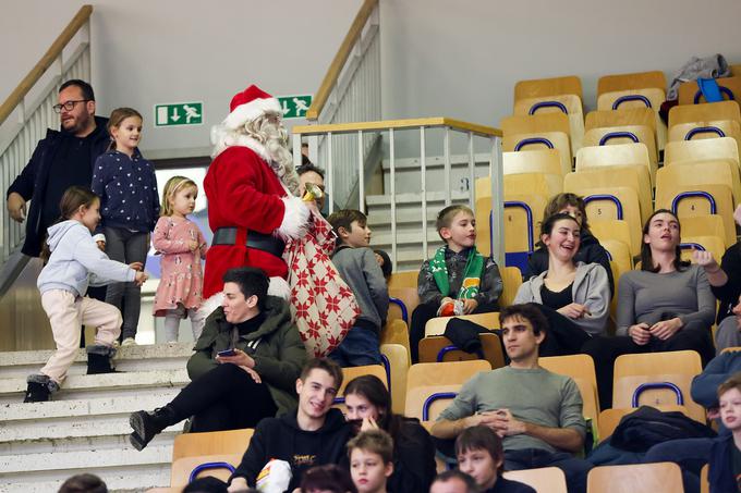 Dvoboj v Tivoliju je popestril tudi Božiček in osrečil najmlajše ljubitelje košarke. | Foto: Filip Barbalić