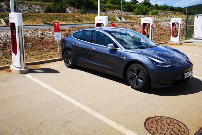 Tesla 3 | Na Teslinih hitrih polnilnicah v Sloveniji (Kozina, Ljubljana, Maribor) stane ena kilovatna ura električne energije 25 centov. Ponekod v tujini je polnjenje še za nekaj centov dražje. Zaradi dobre razvejanosti polnilnic in njihove zanesljivosti pa je potovanje z električnim vozilom prek Evrope že dokaj rutinsko. Povsem priporočljive postanke vozniki izkoristijo še za polnjenje. | Foto Gregor Pavšič