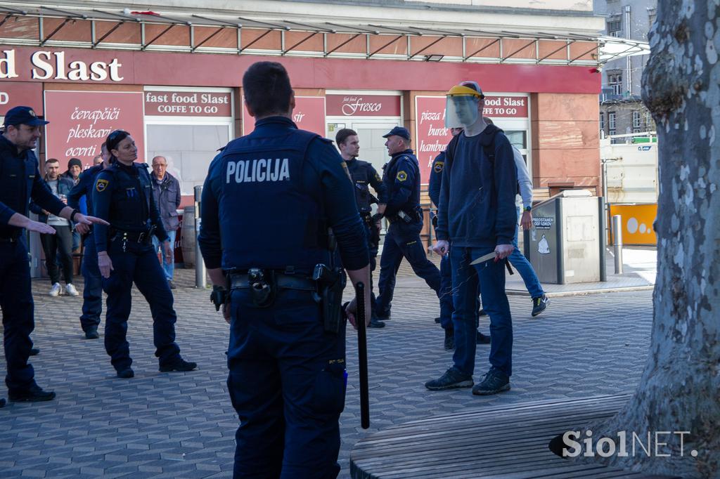 Moški z nožem grozi na Bavarskem dvoru