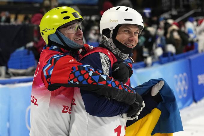 Abramenko v objemu z ruskim tekmovalcem Iljo Burovom. "V tem ni nobene simbolike," pravi. | Foto: Guliverimage/Vladimir Fedorenko