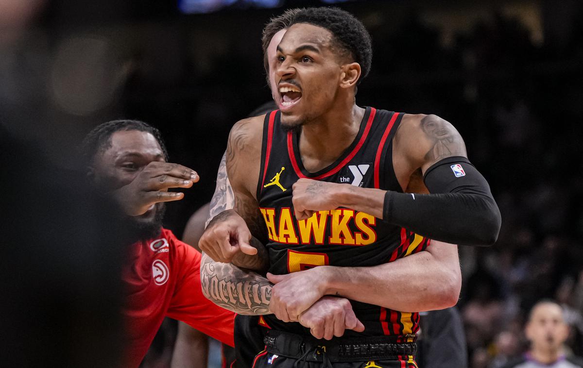 Dejounte Murray | Dejounte Murray (Atlanta) je dosegel kar 44 točk, a zanje porabil kar 44 metov iz igre (18/44). Zadnjega je zadel 0,1 sekunde pred koncem v podaljšku in Atlanto popeljal do končnega rezultata 123:122. Trojke je na tekmi metal 6/19. | Foto Reuters