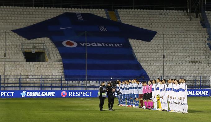 Dvoboj poteka na praznem stadionu Apollona v Atenah, nadomestni lokaciji sklepnega dejanja v tretji skupini lige C. | Foto: Reuters