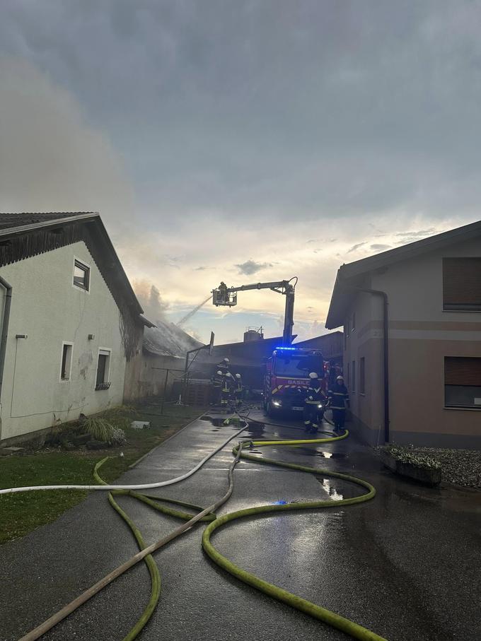 Gašenje požara hleva, ki ga je povzročila strela. | Foto: PGD Talum Kidričevo