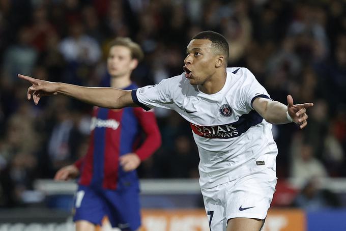 Kylian Mbappe je z bele točke PSG popeljal do vodstva s 3:1. V izdihljajih srečanja pa je po protinapadu še enkrat zatresel mrežo Barcelone. To je bil že njegov osmi zadetek v tej sezoni, s čimer je poskočil na prvo mesto na lestvici najboljših strelcev tekmovanja. | Foto: Reuters