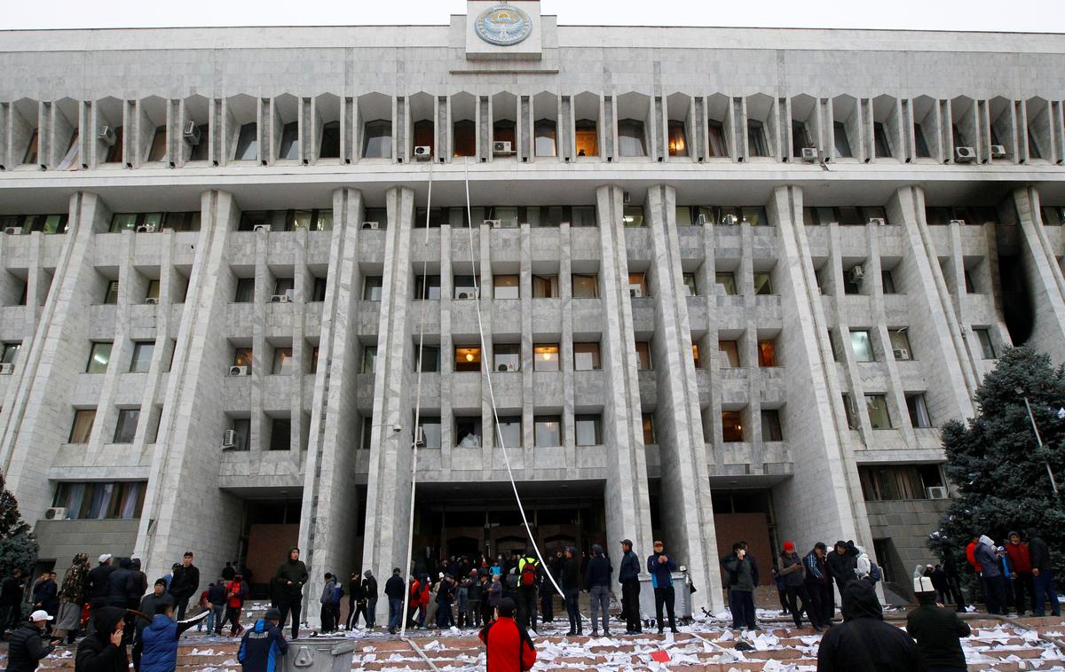 Protesti v Kirgizistanu | Protivladni protestniki so v Kirgiziji zasedli parlament in več vladnih poslopij. | Foto Reuters