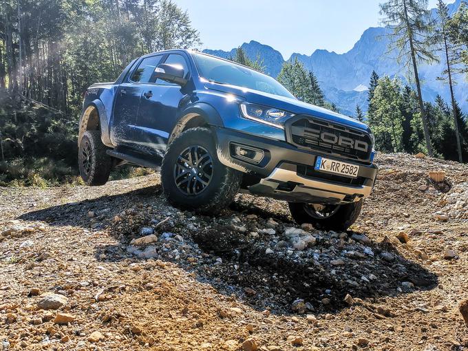 Raptor je od običajnega rangerja širši za 15 centimetrov, ima drugačno masko, spremenjeno stopnico in močno izboljšane terenske zmogljivosti. | Foto: Gašper Pirman