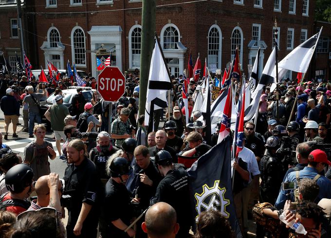 Avgusta 2017 so ameriške skrajno desne skupine v mestu Charlottesville organizirale protest zoper odstranitev kipa južnjaškega generala Roberta E. Leeja iz mestnega parka. Bronasti kip so iz parka odstranili julija letos. | Foto: Reuters