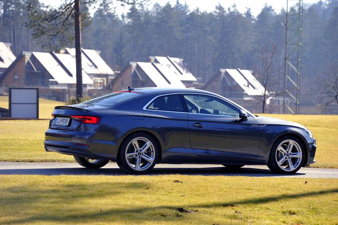 V Slovenijo se je že pripeljal A5 coupe, na poti je tudi sportback. Pri obliki coupeja je treba opozoriti na zelo dober aerodinamični količnik zračnega upora 0,25. Tudi limuzinski sportback pa bo zrak rezal zelo učinkovito, s količnikom 0,27. V coupeju je v prtljažniku za 465 litrov prostora, limuzinski sportback pa ima za zadnjo klopjo 15 litrov več (480). | Foto: Jure Gregorčič