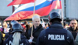 Protestniki v Ljubljani izrazili nestrinjanje s protikoronskimi ukrepi #video