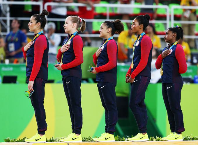 Trenutek, ki je razjezil mnoge Američane, po mnenju katerih Gabby Douglas ni bila dovolj "patriotska".  | Foto: Getty Images