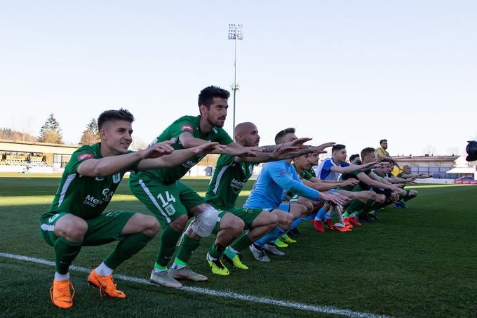 Mario Jurčević nam je zaupal, kako ljubitelji nogometa v Osijeku podrobno spremljajo rezultate Olimpije. ''Razlog tiči tudi v Dinu Skenderju, ki je rojen v Osijeku in je pred Olimpijo vodil tudi tukajšnji klub. Vsi ga poznajo. Pogosto me tako soigralci ali pa navijači sprašujejo, ali je moja Olimpija ta konec tedna zmagala. Zanimajo jih rezultati Olimpije," je povedal nogometni otrok Olimpije, ki se je zelo navezal na navijače zeleno-belih. | Foto: Sportida