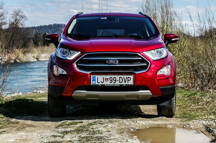 Ford ecosport 1.5 ecoblue 92 kW AWD titanium | Sprednji del ecosporta je pomaknjen bližje k tlom, kar zahteva posebno pozornost med vožnjo pa razdrapanih podlagah. | Foto Gašper Pirman