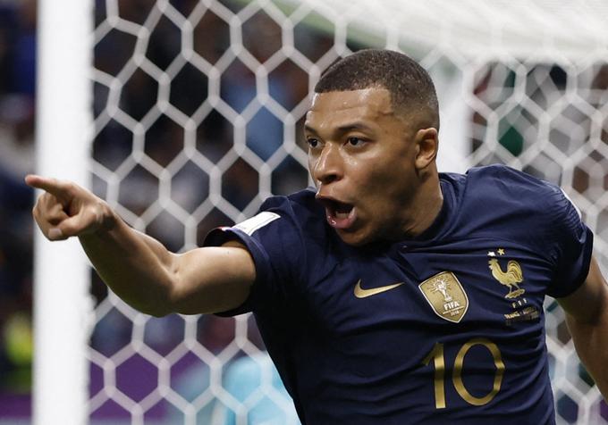 Najbolj hitronogi napadalci na svetu, med njimi izstopa na primer Francoz Kylian Mbappe, bi se v primeru upoštevanja Wengerjevega pravila znašli v prednosti. | Foto: Reuters