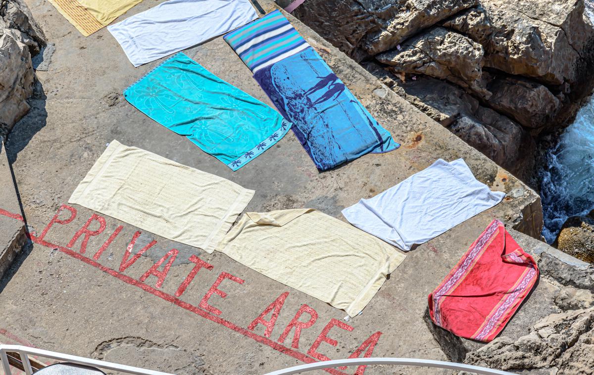 Plaža. Rezervacija. Privatna lastnina. Privatna plaža. Zasebna plaža. | Da lahko karkoli zaračunajo, morajo imeti za to registrirano dejavnost, izdati pa morajo tudi račun.  Fotografija je simbolična.  | Foto Shutterstock