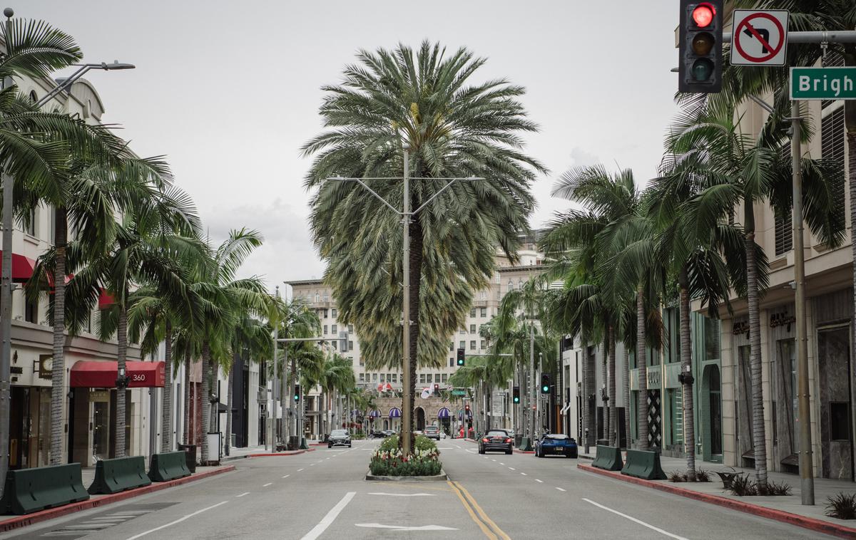 Beverly Hills | Ulice Beverly Hillsa je najprej izpraznil novi koronavirus, zdaj pa so omejili tudi proteste. | Foto Getty Images