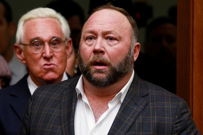 Alex Jones naj bi s spletno stranjo InfoWars leta 2014 zaslužil okrog 20 milijonov ameriških dolarjev. Tako rekoč vse prihodke mu prinaša izključno prodaja prehranskih dodatkov in drugih izdelkov, ki jih oglašuje v svojih oddajah o teorijah zarot.  | Foto: Reuters