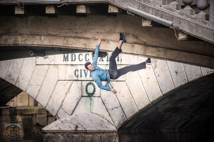 Eden najboljših športnih plezalcev na svetu Jernej Kruder je preplezal tudi ljubljansko Tromostovje. | Foto: Arhiv organizatorja