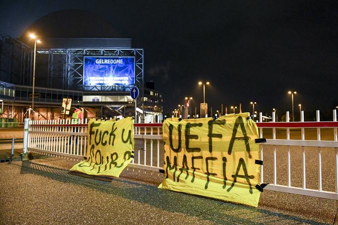 Navijači Vitesseja niso zadovoljni z odločitvijo Uefe, da je prestavila dvoboj Tottenhama in Rennesa. | Foto: Guliverimage/Vladimir Fedorenko