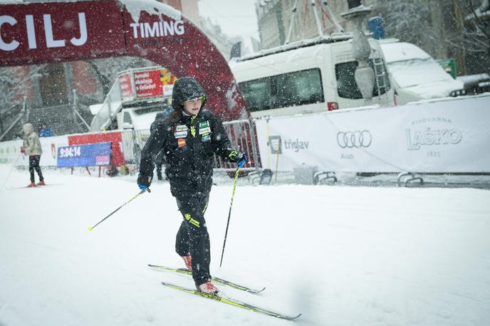 Planica v Ljubljani sneg | Danes lahko na smučeh tečete kar po središču Ljubljane. 150 metrov dolgo tekaško smučino so pripravili v okviru dogodka Športna zima - iz Planice v Ljubljano. Sneg so namreč pozno ponoči pripeljali iz Planice. | Foto Ana Kovač