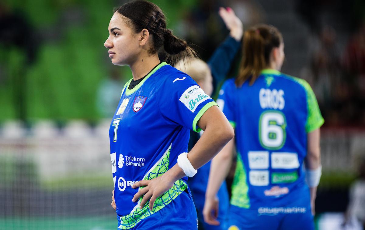 EHF Euro2022: Slovenija - Madžarska, slovenska ženska rokometna reprezentanca Elizabeth Omoregie | Elizabeth Omoregie se je vrnila v izbrano vrsto. | Foto Grega Valančič/Sportida