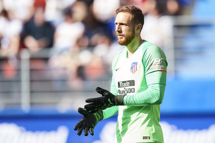 Jan Oblak | Ne zgodi se ravno pogosto, da mora Jan Oblak pri Atleticu po žogo v svojo mrežo že po 19 minutah igre kar dvakrat. Tokrat se je, a se je Škofjeločan z Madridčani kljub vsemu veselil nove zmage, po kateri je z devetimi točkami s soigralci na vrhu prvenstvene lestvice. | Foto Getty Images