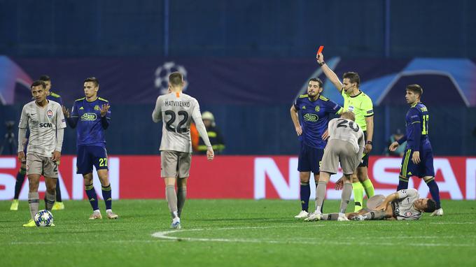 Brych je v razburljivem srečanju pokazal tudi dva rdeča kartona. Po enega na vsaki strani. | Foto: Reuters