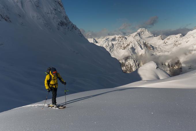 "Ne, Mount Everest me ni nikoli zanimal. Me pa vse preostalo. Ogledano imam Kangri Garpo. To je najbolj ohranjen del himalajskega ledenika. Najbolj zasnežen del Himalaje, vendar je v Tibetu. Ena ekspedicija je bila leta 1986 ali 1987, nato še ena, vendar so bili takrat znanstveniki. Potem so to območje zaradi vere zaprli." | Foto: Sandi Bertoncelj