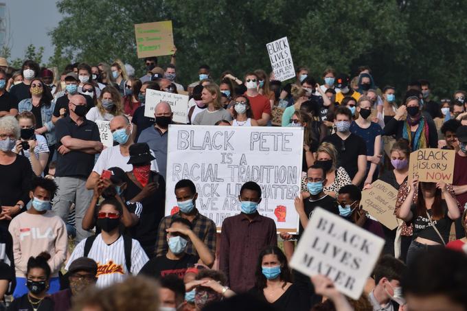 Med protesti BLM (Tudi življenja črnih štejejo) so se pojavljali tudi slogani proti "rasističnemu Črnemu Petru". | Foto: Arnold Bartels, CC BY-SA 4.0, Wikimedia Commons