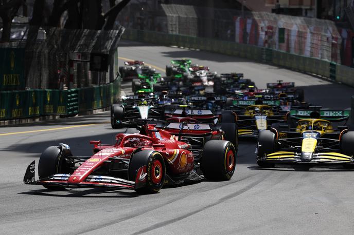 Monako štart Charles Leclerc Ferrari Oscar Piastri McLaren | Charles Leclerc je na štartu brez težav zadržal prvo mesto. Za njim pa se je dogajalo! | Foto Reuters