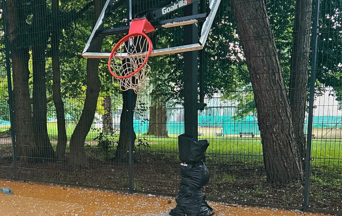 Igrišče Goran Dragić, Tivoli | Vandali so uničili košarkarske table in drogove. | Foto Šport Ljubljana