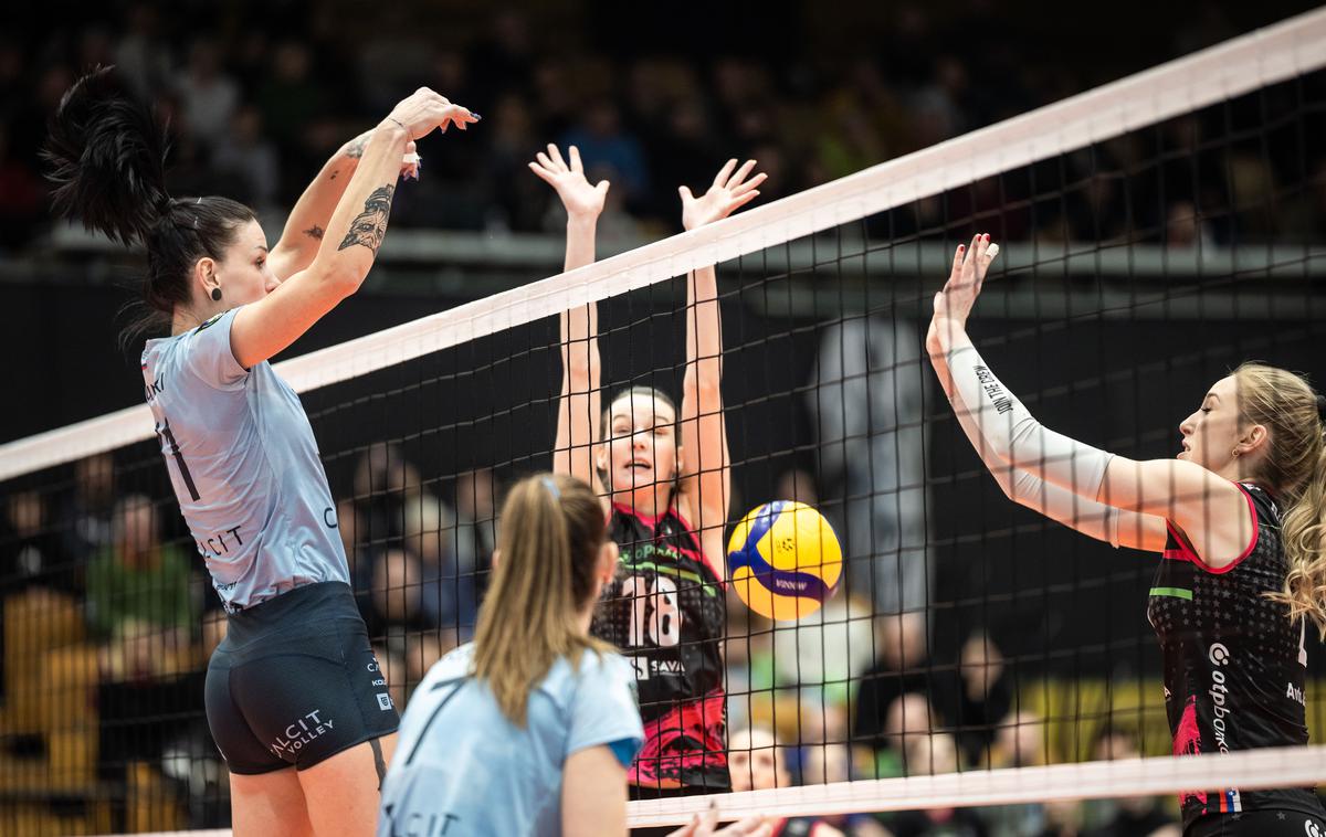 Odbojkarski pokal Slovenije, Calcit Volley - Nova KBM Branik | Kamničanke so s 3:1 premagale zagrebški Dinamo, Mariborčanke pa so bile boljše na gostovanju pri OK Marina Kaštela. | Foto Jure Banfi