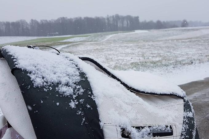 Ponekod v Sloveniji se sneg že oprijema cest, med drugim tudi v Kropi, od koder smo prejeli fotografije.  | Foto: Mojca in Gašper Vrhunc