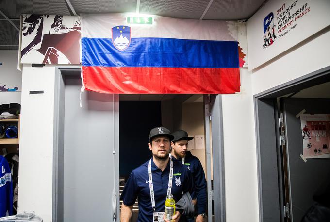 Mitja Robar in hokejisti obžalujejo Fakovo odločitev. | Foto: Vid Ponikvar