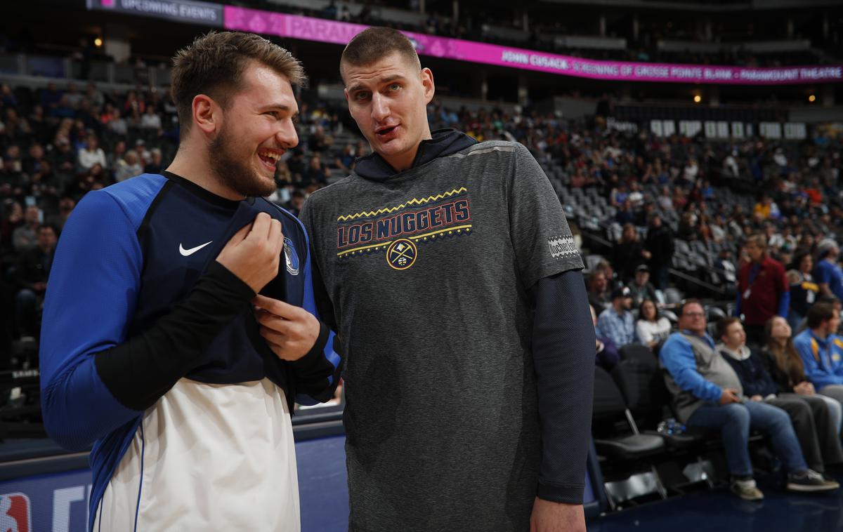 Luka Dončić, Nikola Jokić | V noči na soboto sta se pomerila Luka Dončić in Nikola Jokić, več zadovoljstva pa je imel po koncu dvoboja srbski košarkar, ki je s soigralci zadal Dallasu prvi poraz v sezoni. | Foto Guliverimage