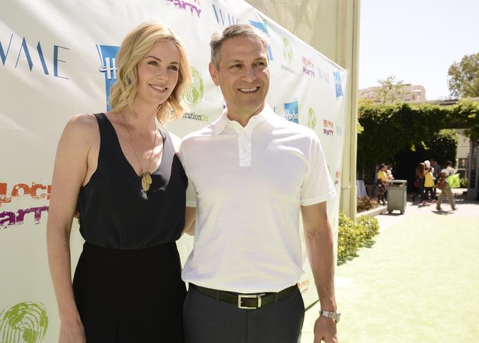 Ari Emanuel velja za eno najvplivnejših oseb v Hollywoodu (na fotografiji z igralko Charlize Theron). | Foto: Guliverimage/AP