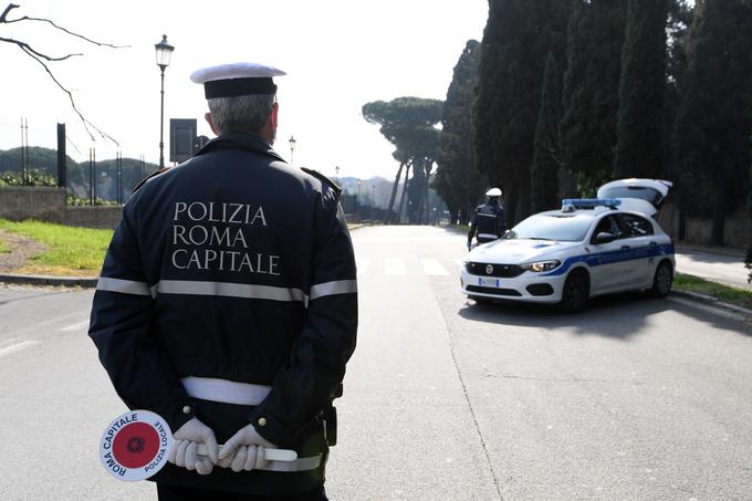 Edini upravičen razlog, da je človek v Italiji te dni zunaj, je pot v službo, odhod v trgovino ali zdravstvena nuja.  | Foto: Reuters