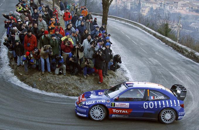 Klasični pogled na oster ovinek relija nad Sospelom pri Monaku. Poledenela cesta, strnjena množica gledalcev in sedemkratni zmagovalec relija Sebastien Loeb. | Foto: Reuters