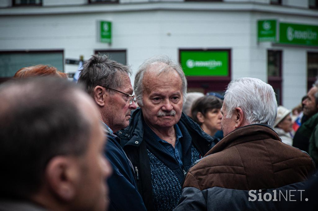 Protest pred mestno hišo proti kanalu C0