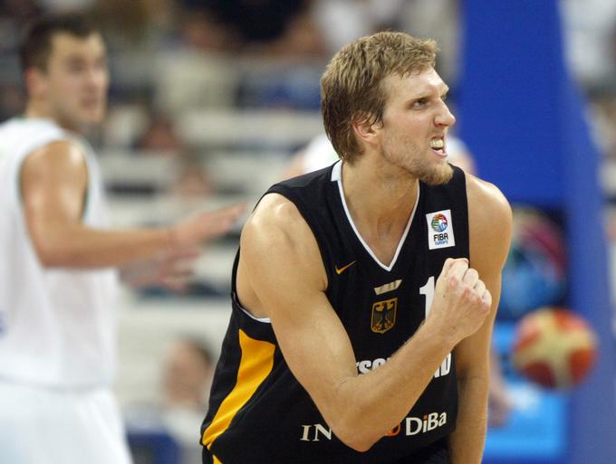 Dirk Nowitzki je leta 2005 spravil v slabo voljo Marka Milića, ki je letos vodja slovenske košarkarske odprave v Tokiu. | Foto: Reuters