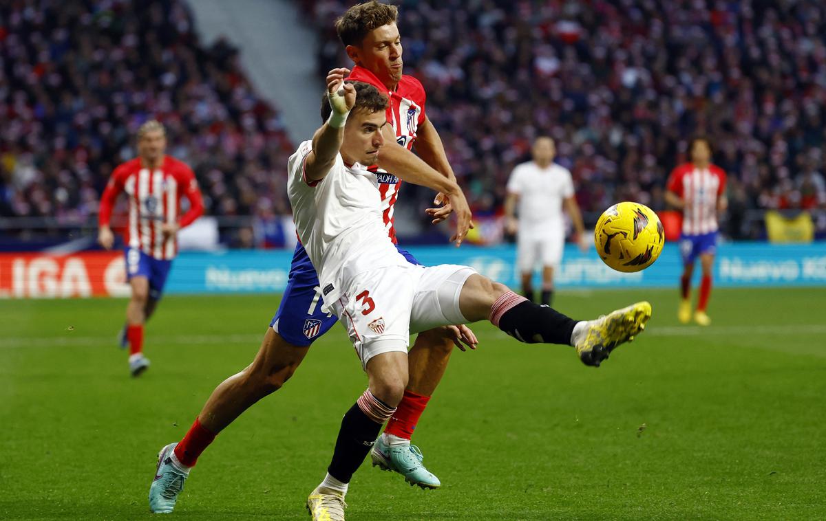 Atletico Madrid Sevilla | Atletico Madrid je na zaostali tekmi Sevillo premagal z 1:0. | Foto Reuters