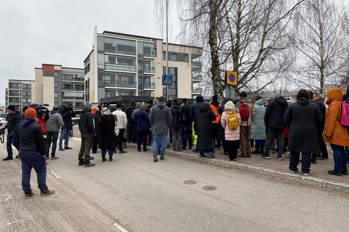 napad na Finskem | Pred šolo se je zbrala množica ljudi. Učenci so po napadu ostali v svojih učilnicah, starši pa so se zgrnili v šolo, kjer je zanje poskrbela policija, poročanje finske javne televizije Yle povzema AFP.   | Foto Reuters