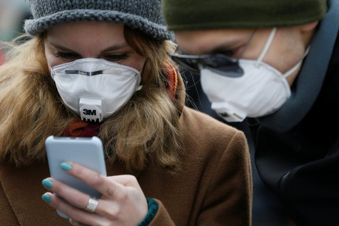 Pametni telefon, koronavirus | Proti epidemiji koronavirusa se v več državah sveta borijo oziroma so se borili tudi z aplikacijami, ki uporabnike obveščajo, ali so se znašli v bližini okužene osebe, ki prav tako uporablja aplikacijo. | Foto Reuters