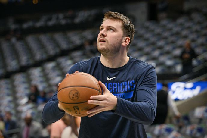 Luka Dončić | Luka Dončić je z ekipo v Sacramentu, a zaradi poškodbe spet ni igral. | Foto Reuters