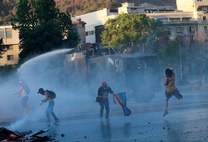 demonstracije protesti Čile Santiago | Foto: Reuters